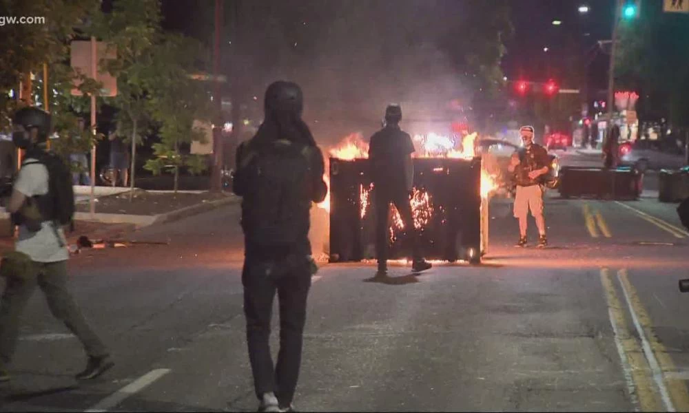 Διαδηλωτής μετά από μολότωφ πιάνει φωτιά (ΒΙΝΤΕΟ)
